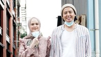 Cut dan Roger tampak sangat ceria dan kece dengan bergaya santai. Pool/Palevi S/detikFoto