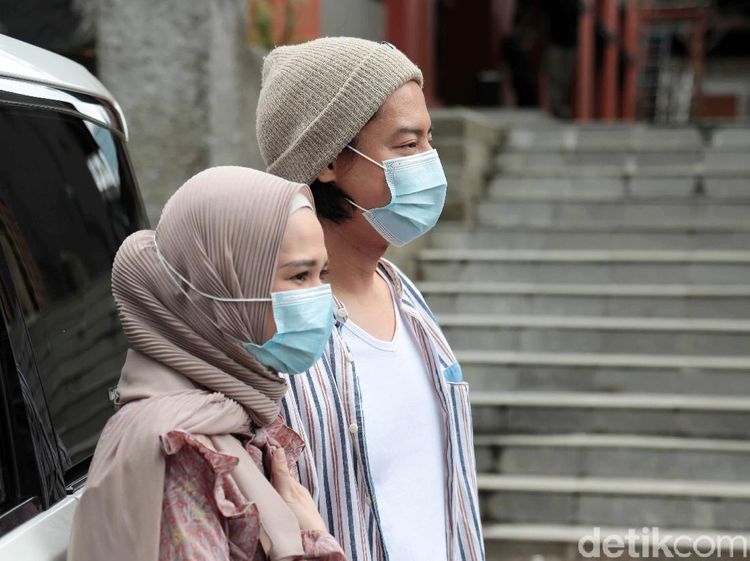 Curhat Roger Danuarta dan Cut Meyriska soal Vaksin hingga Rumah Mewah