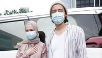 Untungnya kini Roger dan Cut Meyriskan sudah tenang melihat si kecil Shaquille kembali aktif. Pool/Palevi S/detikFoto