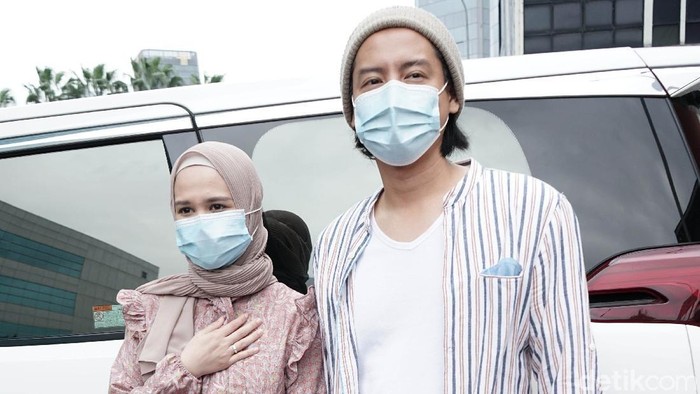 Roger Danuarta dan Cut Meyriska saat ditemui di kawasan studio Trans TV.