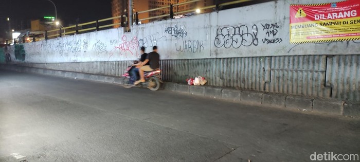 Sampah di flyover Ciputat (Taufieq Renaldi Arfiansya/detikcom)