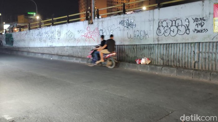 Sampah di flyover Ciputat (Taufieq Renaldi Arfiansya/detikcom)