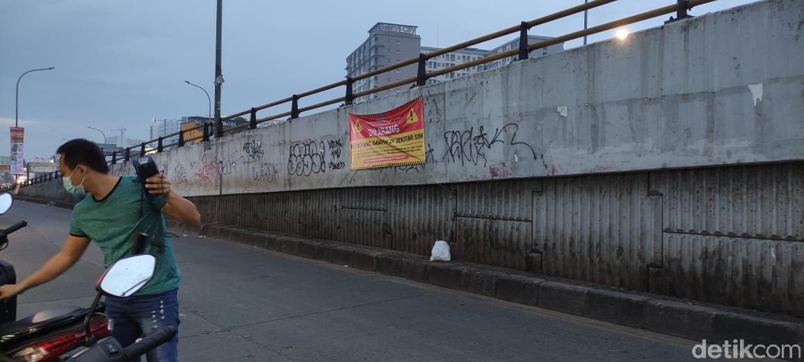 Sampah di flyover Ciputat (Taufieq Renaldi Arfiansya/detikcom)