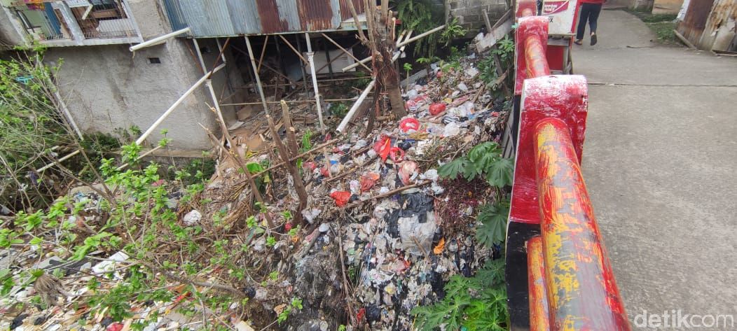 Sampah di Kali Baru Timur (Kali Baru Cijantung) di Kampung Palsigunung, Tugu, Cimanggis, Depok. (Taufieq RA/detikcom)