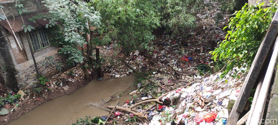 Sampah di Kali Baru Timur (Kali Baru Cijantung) di Kampung Palsigunung, Tugu, Cimanggis, Depok. (Taufieq RA/detikcom)