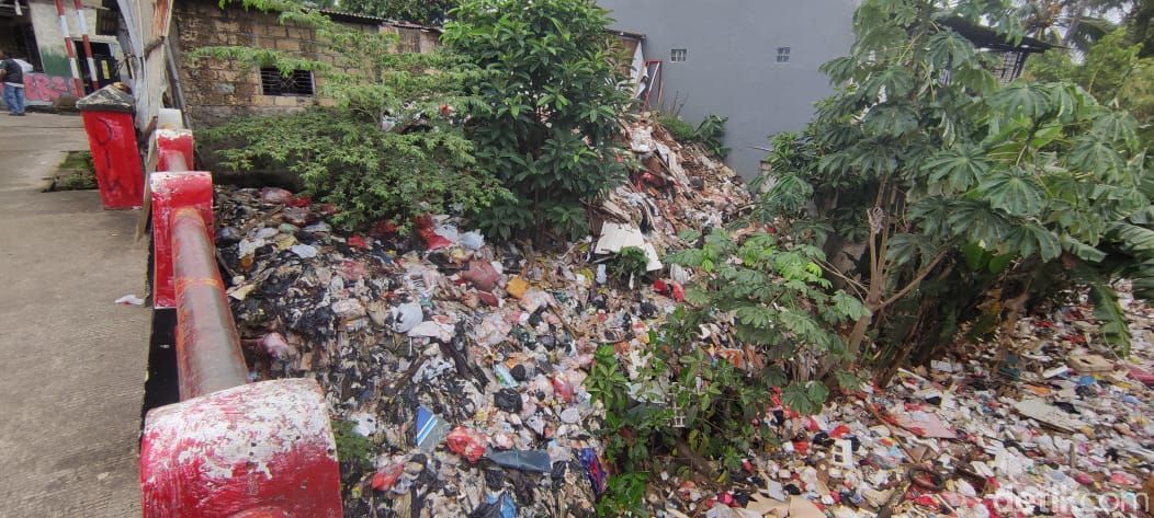 Sampah di Kali Baru Timur (Kali Baru Cijantung) di Kampung Palsigunung, Tugu, Cimanggis, Depok. (Taufieq RA/detikcom)