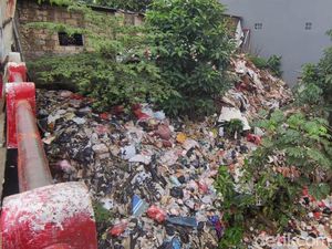 Warga Berharap Pemkot Depok Segera Bersihkan Kali Sampah di Wilayahnya