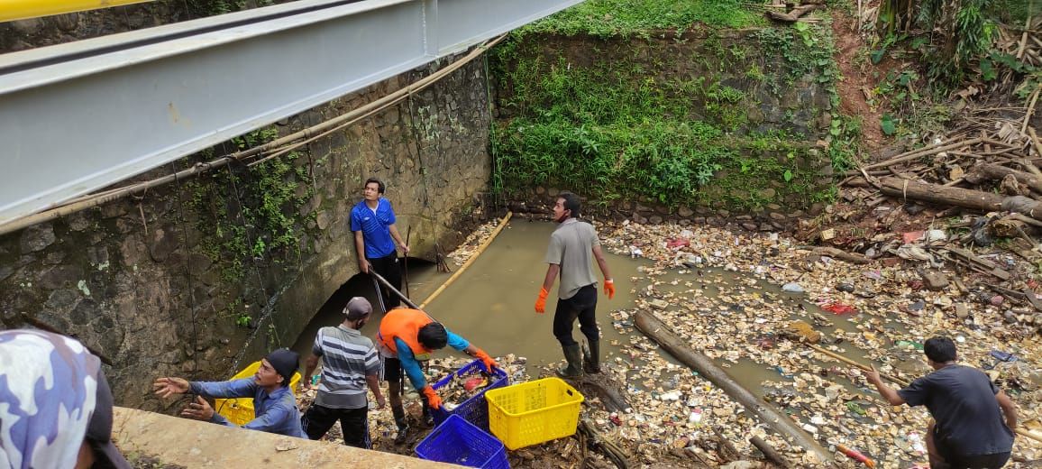 Satgas gabungan DPUPR dan DLH dari Pemkot Depok bersihkan sampah di Kali Besar Cijantung, Kampung Palsigunung, Cimanggis. (Taufieq Renaldi Arfiansyah/detikcom)