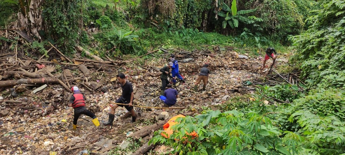 Satgas gabungan DPUPR dan DLH dari Pemkot Depok bersihkan sampah di Kali Besar Cijantung, Kampung Palsigunung, Cimanggis. (Taufieq Renaldi Arfiansyah/detikcom)