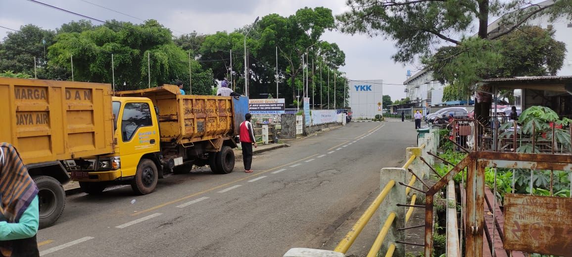 Satgas gabungan DPUPR dan DLH dari Pemkot Depok bersihkan sampah di Kali Besar Cijantung, Kampung Palsigunung, Cimanggis. (Taufieq Renaldi Arfiansyah/detikcom)