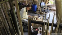 Biasanya, para perajin angklung hiruk pikuk di bawah bale yang berada di taman belakang Saung Angklung Udjo (SAU) itu setiap harinya dan Sam hanya melihat sesekali. Namun, sejak pandemi merebak hanya ia yang sehari-hari beraktivitas di situ.