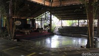 Pertunjukkan Saung Angklung Udjo (SAU) yang meriah, atraktif dan melibatkan puluhan orang, tak sebanding dengan jumlah pengunjung yang datang untuk menyaksikan. Dari rata-rata 2.000 kunjungan perhari, merosot tajam ke angka 20 kunjungan per minggu.
