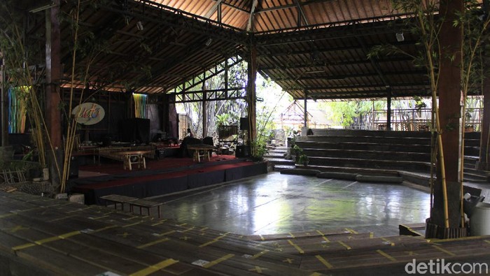 Saung Angklung Udjo Sepi Dihantam Pandemi Tawa riang anak-anak dan orang dewasa sudah beberapa bulan tak lagi terdengar di panggung Saung Angklung Udjo (SAU). Pandemi COVID-19 membuat pengelola sanggar seni terpaksa untuk menghentikan pertunjukan.