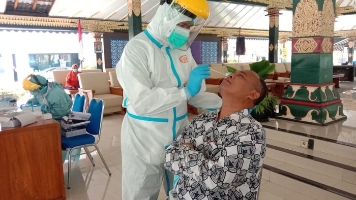 Sekda Sleman, Harda Kiswaya, saat diambil swab antigen - 22/1/2021