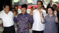 Ketua Umum PDIP Megawati Soekarnoputri menggelar konferensi pers terkait hasil rekapitulasi yang memenangkan Jokowi-JK di kediamannya di Kebagusan, Jakarta, Selasa (22/7/2014). (Rengga Sancaya/detikcom)  