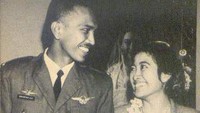 Karier politik Megawati Soekarnoputri yang penuh lika-liku dan warna seakan searah dengan garis kisah kehidupan perjalanan bahtera rumah tangganya, yang pernah mengalami kegagalan. Foto Megawati Soekarnoputri saat melangsungkan pernikahan dengan suami pertama, Surindro Suprijarso. Surindro adalah seorang lulusan terbaik Akademi Angkatan Udara dan hilang dalam kecelakaan pesawat di perairan Biak. (Foto: dok. Istimewa)  