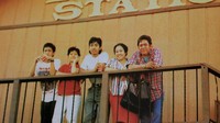 Megawati pernah menuntut ilmu di Universitas Padjadjaran, Bandung, (tidak sampai lulus) jurusan pertanian. Mega juga pernah mengenyam pendidikan di Fakultas Psikologi Universitas Indonesia (juga tidak sampai lulus). Megawati dan Taufiq Kiemas bersama anak-anaknya. (Foto: dok. Istimewa)  