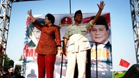 Untuk kedua kalinya beliau bertarung kembali merebut posisi RI-1 dalam pemilu langsung 2009. Kali ini berpasangan dengan Prabowo Subianto. Namun SBY-Budiono tak terbendung. (Ulet Ifansasti/Getty Images)  