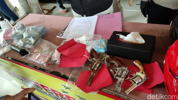 Senpi (senjata api) jadi barang bukti perampok duit setengah miliar di Semarang, Jumat (22/1/2021).