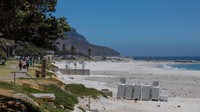 Pembatasan di Cape Town berlaku mulai Maret tahun lalu. Musim panas pun tak terlihat seperti biasanya. (Dwayne Senior/Getty Images)