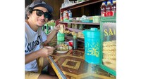 Jalan-jalan ke desa Ginuk di Magetan, Isa sempat mampir makan di warung makan sederhana yang ada di sana. Foto: Instagram @isa_bajaj