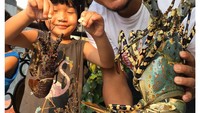 Pamer lobster besar, Isa memang paling suka menghabiskan waktunya bersama anak-anaknya. Foto: Instagram @isa_bajaj