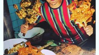 Kalau pulang ke Magetan iki salah satu kuliner Yang tak pernah saya lewat kan. Ayam panggang kampung desa Gandu, tulis Isa di keterangan Instagramnya. Foto: Instagram @isa_bajaj
