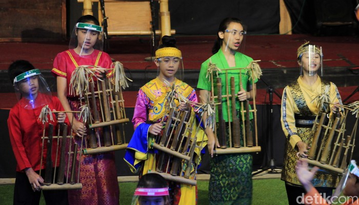 Saung Angklung Udjo terancam tutup akibat terkena dampak pandemi COVID-19. Padahal Saung Udjo telah melestarikan kesenian angklung sejak 1966.
