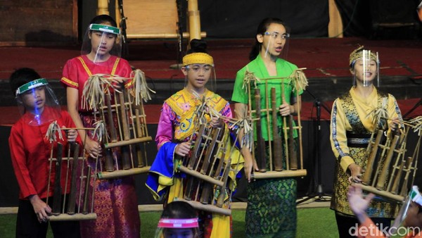 Direktur Utama PT SAU Taufik Hidayat mengatakan pandemi ini membuat Saung Angklung Udjo kesulitan untuk melakukan seluruh kegiatan. Biasanya, dalam sekali penampilan sedikitnya 35 orang tampil. Belum lagi para perajin angklung dan karyawan lainnya yang bila dijumlahkan bisa mencapai 600 orang lebih. Yudha Maulana/detikcom. Direktur Utama PT SAU Taufik Hidayat mengatakan pandemi ini membuat Saung Angklung Udjo kesulitan untuk melakukan seluruh kegiatan. Biasanya, dalam sekali penampilan sedikitnya 35 orang tampil. Belum lagi para perajin angklung dan karyawan lainnya yang bila dijumlahkan bisa mencapai 600 orang lebih. Yudha Maulana/detikcom.