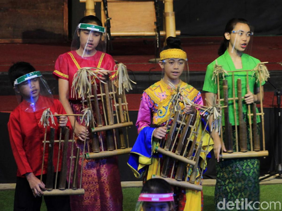 alat musik angklung