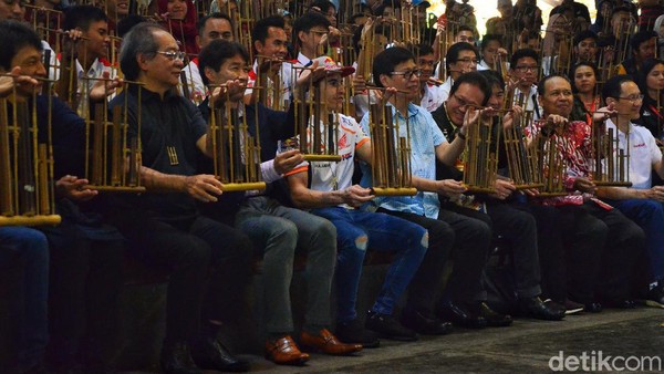 Sebelum pandemi COVID-19, Saung Angklung Udjo merupakan sanggar sekaligus laboratorium instrumen musik dari bambu yang menyenangkan. Satria Nandha/detikcom. Sebelum pandemi COVID-19, Saung Angklung Udjo merupakan sanggar sekaligus laboratorium instrumen musik dari bambu yang menyenangkan. Satria Nandha/detikcom.