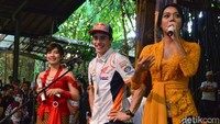 Pebalap Moto GP Marc Marquez juga sempat mengunjungi Saung Angklung Udjo. Satria Nandha/detikcom.