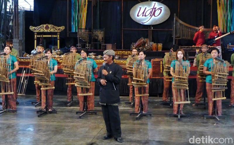 Saung Angklung Udjo terancam tutup akibat terkena dampak pandemi COVID-19. Padahal Saung Udjo telah melestarikan kesenian angklung sejak 1966.