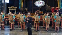 Jauh-jauh hari sebelum Marc Marquez menyambangi Saung Angklung Udjo, delegasi negara peserta Konferensi Asia-Afrika 1955 di Bandung pernah dipukau oleh permainan angklung yang dimainkan oleh Udjo dan gurunya Daeng Soetigna. Pada momen besrsejarah itu,para pemimpin negara-negara di Asia dan Afrika dibuat kompak lewat alunan musik angklung. Oktavia Sari Wijayanti/detikcom.