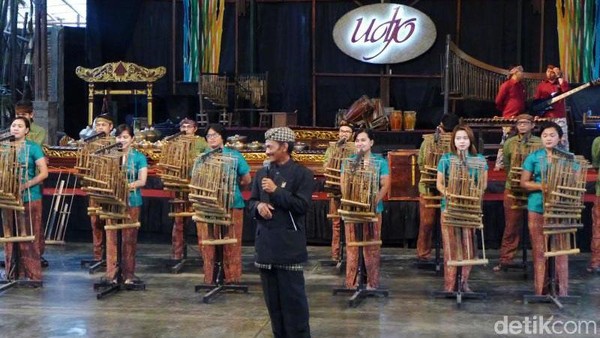 Jauh-jauh hari sebelum Marc Marquez menyambangi Saung Angklung Udjo, delegasi negara peserta Konferensi Asia-Afrika 1955 di Bandung pernah dipukau oleh permainan angklung yang dimainkan oleh Udjo dan gurunya Daeng Soetigna. Pada momen besrsejarah itu,para pemimpin negara-negara di Asia dan Afrika dibuat kompak lewat alunan musik angklung. Oktavia Sari Wijayanti/detikcom. Jauh-jauh hari sebelum Marc Marquez menyambangi Saung Angklung Udjo, delegasi negara peserta Konferensi Asia-Afrika 1955 di Bandung pernah dipukau oleh permainan angklung yang dimainkan oleh Udjo dan gurunya Daeng Soetigna. Pada momen besrsejarah itu,para pemimpin negara-negara di Asia dan Afrika dibuat kompak lewat alunan musik angklung. Oktavia Sari Wijayanti/detikcom.