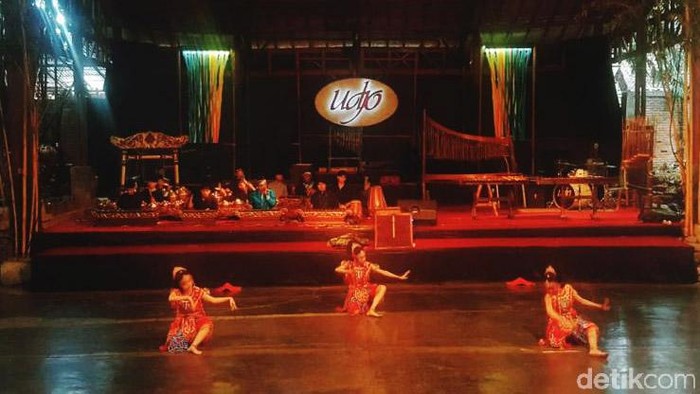 Saung Angklung Udjo terancam tutup akibat terkena dampak pandemi COVID-19. Padahal Saung Udjo telah melestarikan kesenian angklung sejak 1966.