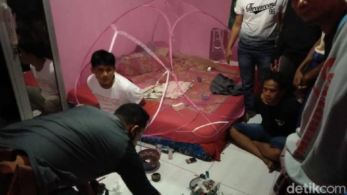 Suasana penangkapan tersangka Mustaqfirin dan Mahmud saat tengah pesta sabu di Kendal