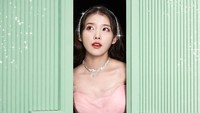 Namun di foto selanjutnya yang dirilis manajemen, IU tampak bersinar dengan gaun pink dan nuansa foto berkilau. (Foto: dok. EDAM Entertainment) 