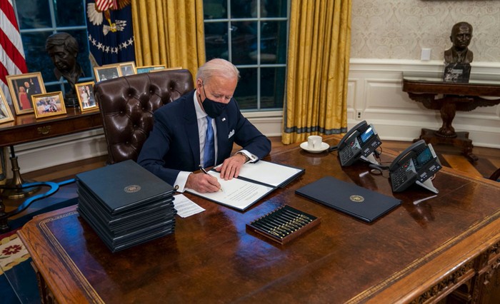 Tempati Oval Office, Joe Biden Singkirkan Tombol Soda Donald Trump