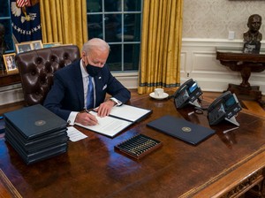 Biden Larang WNA 30 Negara Masuk AS, Termasuk Inggris dan Brasil