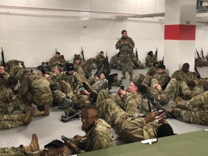 Tentara Garda Nasional Istirahat di Tempat Parkir, Anggota Parlemen AS Marah