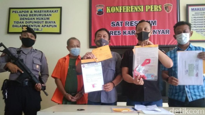 Tersangka kasus penipuan dan penggelapan perizinan kandang babi saat di Mapolres Karanganyar, Jumat (22/1/2021). Untuk melancarkan aksinya tersangka mengaku sebagai hakim tipikor hingga eks Wali Kota Mataram.