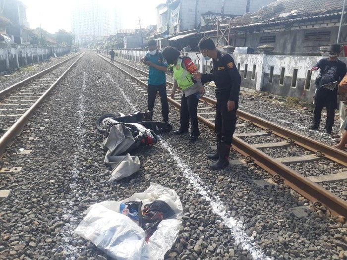 tewas tertabrak kereta api