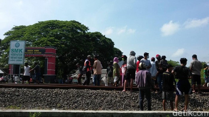tewas tertabrak kereta