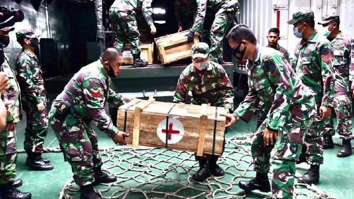 TNI AD Kerahkan 3 kapal angkut bantuan kemanusian ke Kalsel dan Sulbar