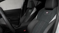 Nuansa sporty juga diaplikasikan pada kokpit, dengan jok depan menggunakan material baru, dan memiliki garis tengah dengan logo GR Sport. Foto: Toyota