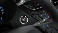 Pada area setir kemudi juga mendapatkan aksen jahitan berwarna merah, trim perak di panel instrumen, dan logo GR Sport dengan warna merah dan hitam untuk tombol start. Foto: Toyota