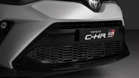 Toyota C-HR Hybrid GR Sport memiliki tampilan eksterior dengan detail hitam yang diaplikasikan pada lampu depan dan cover lampu kabut, area bumper tengah, gril, tutup kaca spion, atap, termasuk bumper belakang. Foto: Toyota