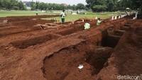 Pemerintah Provinsi DKI Jakarta membuka lahan baru untuk jenazah pasien Covid-19 di tempat pemakaman umum (TPU) Bambu Apus, Kecamatan Cipayung, Jakarta Timur.  