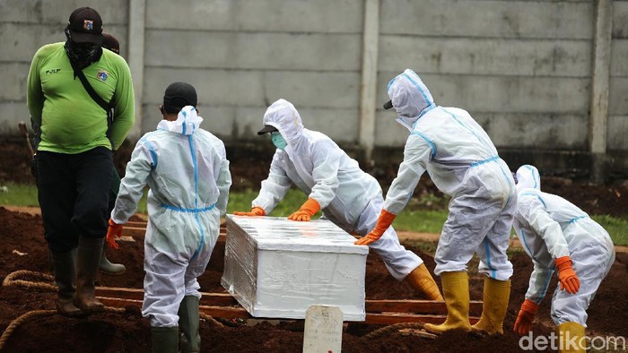 TPU Bambu Apus Buka Lahan Baru untuk Makam COVID-19 Pemprov DKI Jakarta kembali membuka lahan baru pemakaman jenazah COVID-19 seluas 3.000 meter persegi di Tempat Pemakaman Umum (TPU) Bambu Apus, Kecamatan Cipayung, Jakarta Timur.